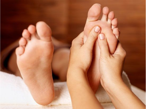 Massage du pieds et pression sur les zones réflexes
