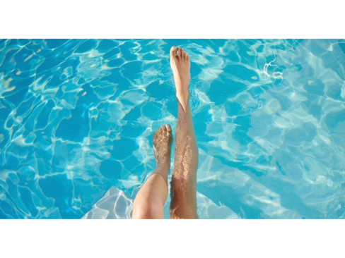 Des jambes dans une piscine