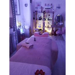 Salle de soin bien-être à Hyères – espace cocooning pour massages et thérapies naturelles à l’Espace Santé et Bien-Être Chez Jo & Elles.